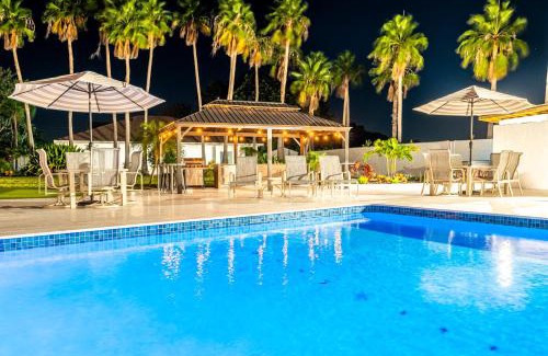 Palma Sola Casa | 75 Palms! Sleeps 23! Luxury 1 acre lot Pool and Spa, Putting Green & Game Room!