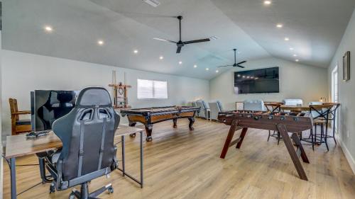 Palma Sola Casa | 75 Palms! Sleeps 23! Luxury 1 acre lot Pool and Spa, Putting Green & Game Room!
