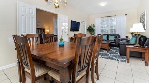 Crestwynd Bay Casa | 7650 Comrow #204