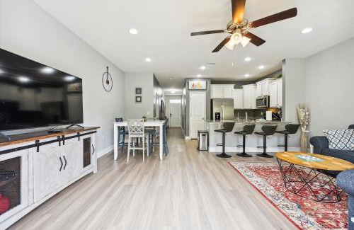 Thomas Drive Casa | 7664 Shadow Lake - Happy Horizons - 3 Bedroom Sleeps 9 townhouse