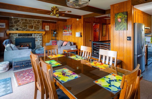 Davis Casa | 77 in Canaan. Big views. Night skies. Quiet comfort. Dogs, EV, kids13+ welcome.