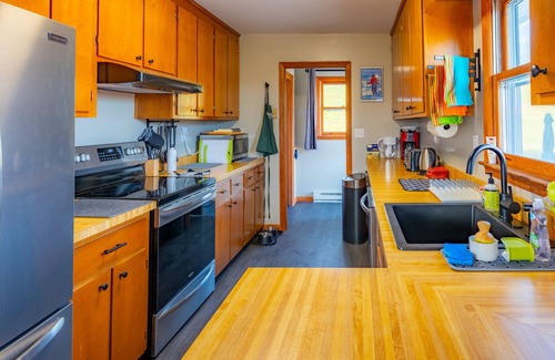 Davis Casa | 77 in Canaan. Big views. Night skies. Quiet comfort. Dogs, EV, kids13+ welcome.