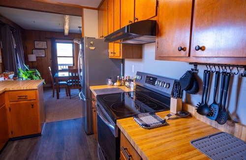 Davis Casa | 77 in Canaan. Big views. Night skies. Quiet comfort. Dogs, EV, kids13+ welcome.