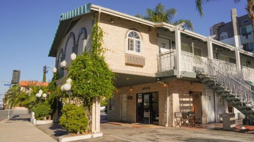 Sherman Oaks Hotel | 777 Motor Inn