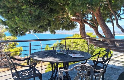 Mountainside Casa | '79 Protea' Charming self-catering Home, sleeps 6 with Sea Views