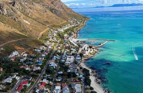 Mountainside Casa | '79 Protea' Charming self-catering Home, sleeps 6 with Sea Views