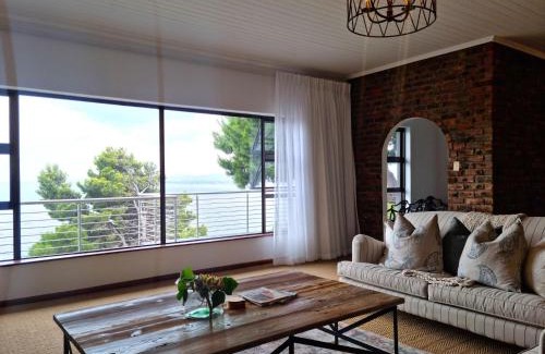 Mountainside Casa | '79 Protea' Charming self-catering Home, sleeps 6 with Sea Views