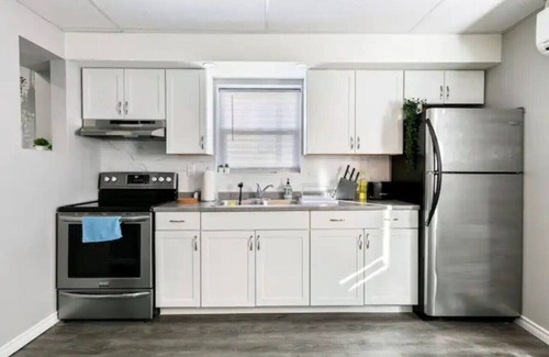 South Central Casa | 7Bd Spacious Home in Walkerville With Parking