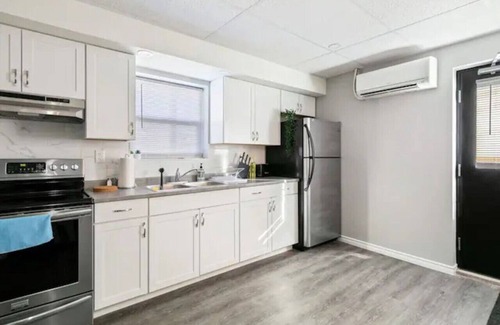 South Central Casa | 7Bd Spacious Home in Walkerville With Parking