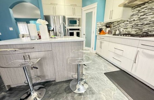Northwest Edmonton Casa | 7BDRM Pet Friendly 3Car Garage Home >Sleeps18