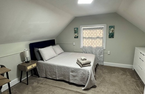 Cortland Casa | 7BR/3BA Home on Lincoln