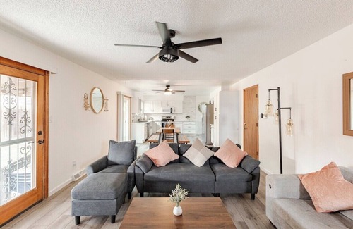 Denver Casa | 7br 4ba hottub 4 kings 2 kitchens walkable sleeps 16+