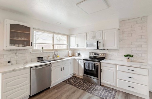 Denver Casa | 7br 4ba hottub 4 kings 2 kitchens walkable sleeps 16+