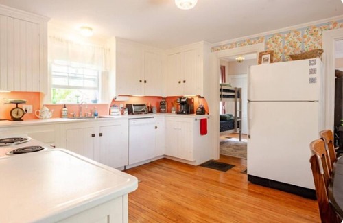 Waldoboro Apartamento | 7BR Hilltop Retreat w/ 2 Kitchens, Fire Pits, Decks & Room for Everyone