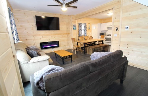 Tannersville Cabina | 7BR Log Cobin /w Private Pool and Hot tub Just 10 Mins from HunterMT Sleeps 19