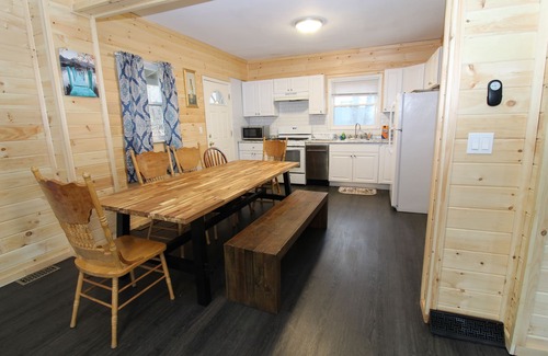 Tannersville Cabina | 7BR Log Cobin /w Private Pool and Hot tub Just 10 Mins from HunterMT Sleeps 19