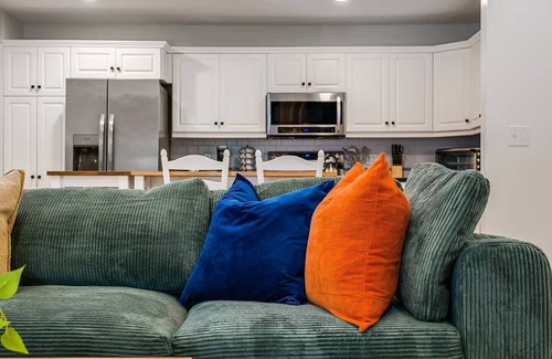 McGaheysville Casa | 7BR Mega Mountain Lodge! Golf Simulator, Speakeasy