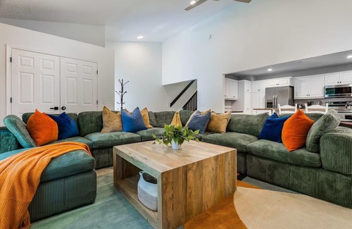 McGaheysville Casa | 7BR Mega Mountain Lodge! Golf Simulator, Speakeasy
