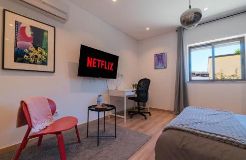 Santo Antonio dos Olivais Casa | 7Min to Uni Sé-Velha - AC - Work Desk - 300MBs WiFi - Suite 1 and 2