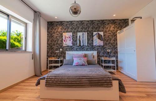 Santo Antonio dos Olivais Casa | 7Min to Uni Sé-Velha - AC - Work Desk - 300MBs WiFi - Suite 1 and 2