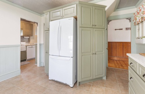 Jefferson Casa | 7PH Sunny Farmhouse Retreat, AC, Game Room, Dog Friendly