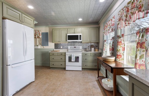 Jefferson Casa | 7PH Sunny Farmhouse Retreat, AC, Game Room, Dog Friendly