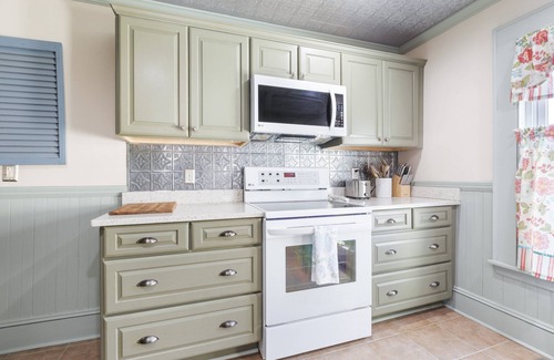 Jefferson Casa | 7PH Sunny Farmhouse Retreat, AC, Game Room, Dog Friendly