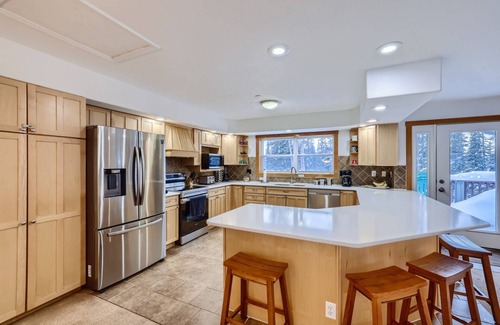 Quandary Village Cabina | Free Dogs! Ideal Gathering Place with Hot Tub, Wildlife & Views - 7th Night Free