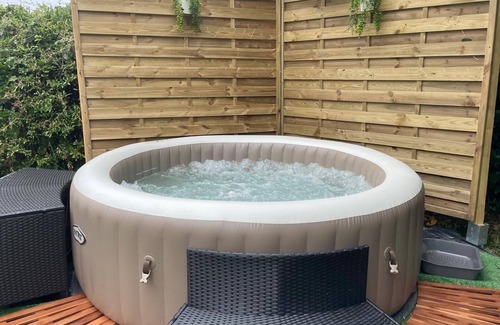 Pleugueneuc Casa | 8/9-person gîtes with Jacuzzi. Near saint Malo/dinan. Pets allowed