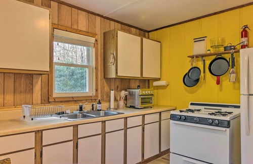 Spruce Pine Cabina | 8 Acres + Hiking Trails: Little Switzerland Escape
