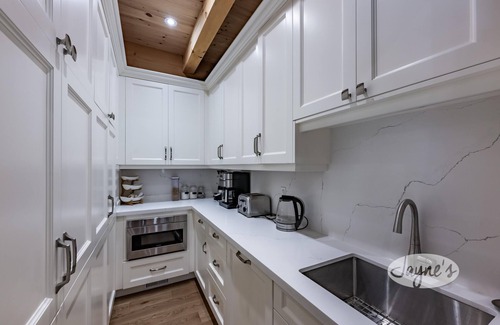 Port Carling Cabaña | 8 bed 7 bath renovated cottage on South Lake Joseph! Shallow, sandy walk in!