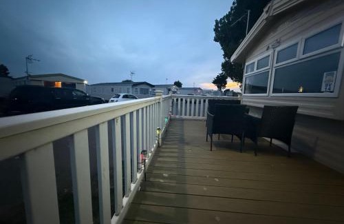 Clacton-on-Sea Complejo | 8 Bed Sun Decked Caravan Unlimited High speed Wifi and fun at Seawick Holiday Park