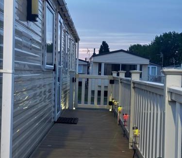 Clacton-on-Sea Complejo | 8 Bed Sun Decked Caravan Unlimited High speed Wifi and fun at Seawick Holiday Park