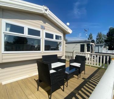 Clacton-on-Sea Complejo | 8 Bed Sun Decked Caravan Unlimited High speed Wifi and fun at Seawick Holiday Park