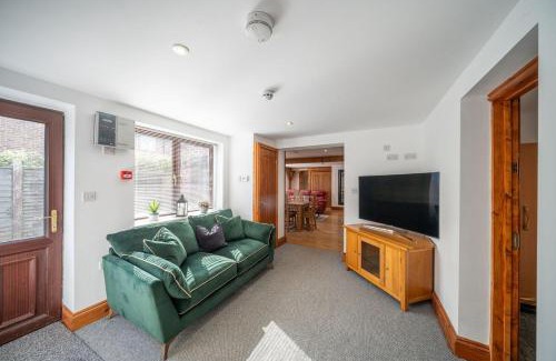 Hardwicke Casa | 8 Bedroom, 6 Bath House, Large Patio, Large Parking