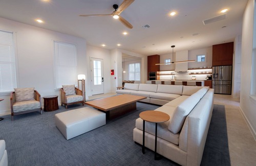 Florida Central Atlantic Coast Complejo | Grand Estate: 8BR Luxury Home w/Pool + Game Room
