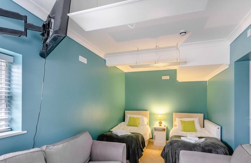 Tadcaster Cabaña | 8 bedroom accommodation in Wighill, near York