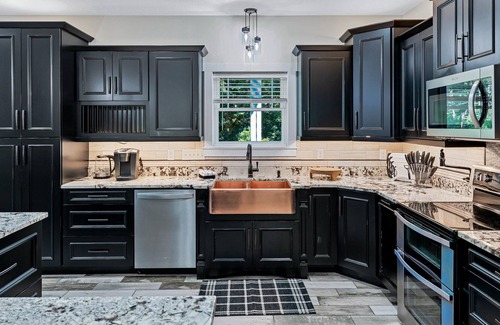Mars Hill Casa | 8 Bedroom Home near Asheville! Pickleball, Movies, Game Room, Gym, Fast Wifi!