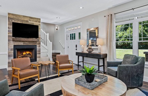 Mars Hill Casa | 8 Bedroom Home near Asheville! Pickleball, Movies, Game Room, Gym, Fast Wifi!