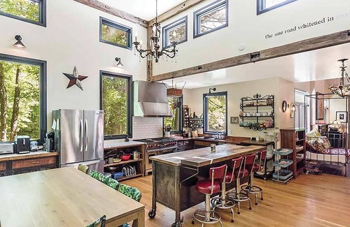 Saugerties Casa | 8-bedroom house & barn boardering the Catskill Mountain Preserve and family farm