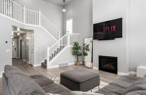Saratoga Springs Casa | 8 Beds 2 Full Kitchens Fenced HUGE Yard & Parks!