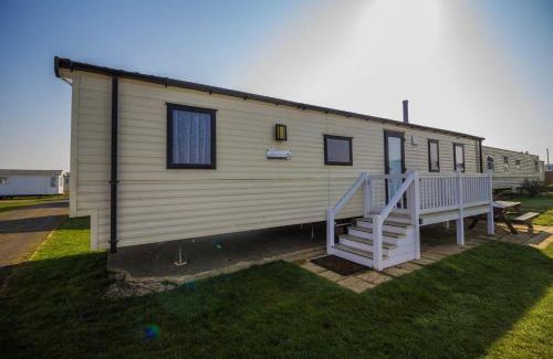 Caister-on-Sea Otro | 8 Berth Caravan With Decking At Caister Beach In Norfolk Ref 30016S