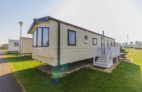 Caister-on-Sea Otro | 8 Berth Caravan With Decking At Caister Beach In Norfolk Ref 30016S