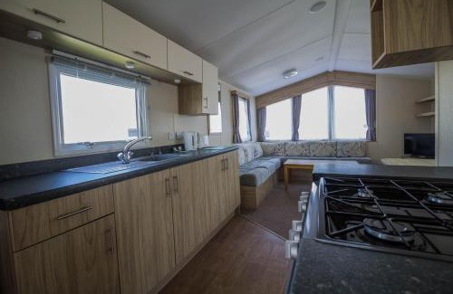 Caister-on-Sea Otro | 8 Berth Caravan With Decking At Caister Beach In Norfolk Ref 30016S