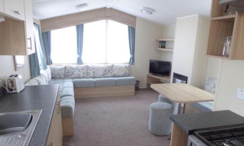Caister-on-Sea Otro | 8 Berth Caravan With Decking At Caister Beach In Norfolk Ref 30016S