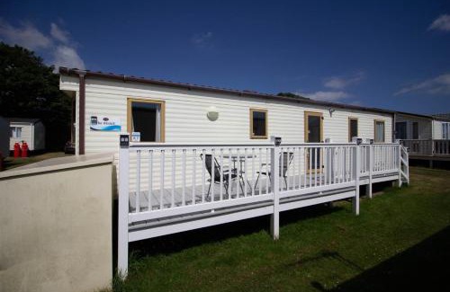 Louth Otro | 8 Berth Caravan With Decking At Sunnydale In Lincolnshire Ref 35087S