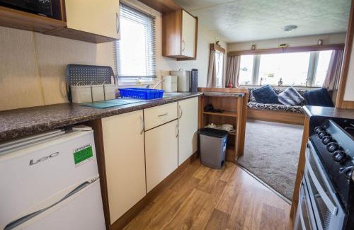 Louth Otro | 8 Berth Caravan With Decking At Sunnydale In Lincolnshire Ref 35087S