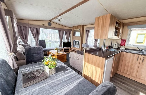Louth Casa | 8 berth caravan with WiFi at Sunnydale Park in Skegness ref 35220KC