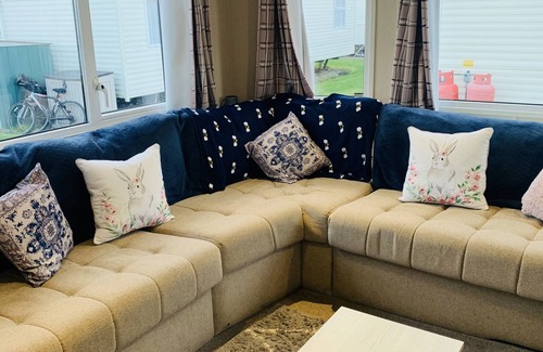 Whitstable Casa | 8 berth static caravan near the beach, clubhouse, swimming pool , local shop pub