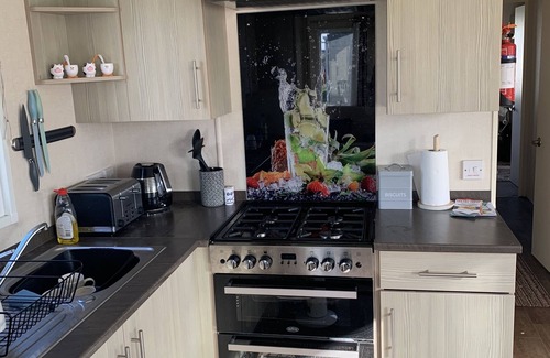 Whitstable Casa | 8 berth static caravan near the beach, clubhouse, swimming pool , local shop pub